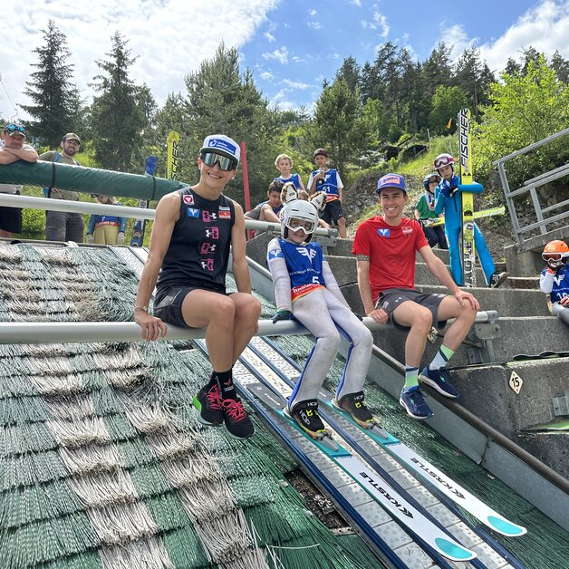 Eva Pinkelnig und Stefan Kraft beim Kinderschanzencamp 2023 in Villach | © Ski Austria
